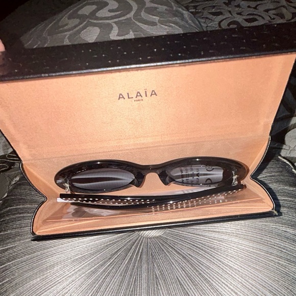 100% Authentic Azzedine Alaïa Round Black Sunglasses, New, $610. - Picture 11 of 14